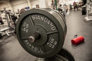 Read more about the article Should I use Free Weights or Machines?